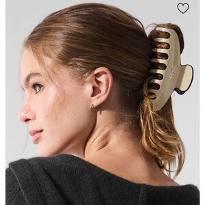 Alo Yoga Outline Claw Clip Limited Color - Macadamia/black NWT